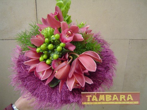 Orqu�deas, molucella, hypericum y verde sobre base rosa.
